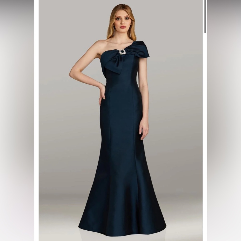 Elegant Navy Blue One-Shoulder Gown by Gia Franco